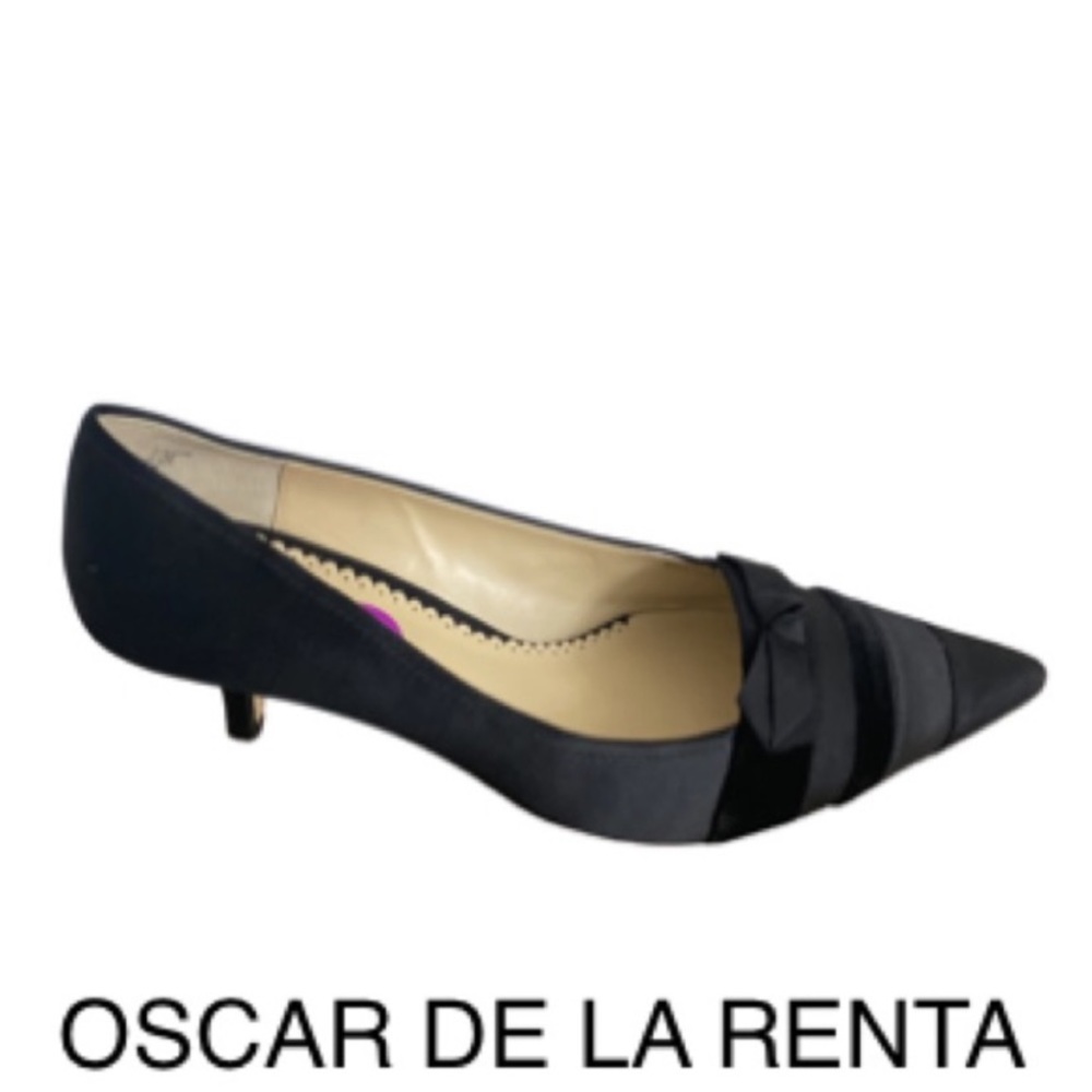 Oscar by Oscar de la Renta Black Suede Pumps